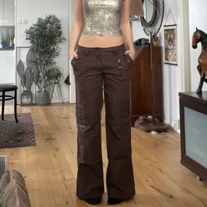 Bruna cargopants - Cargobyxor i storlek 36, jättebra skick🌸 vida och lågmidjade🌸 