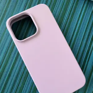 Rosa/Lila Silikon mobilskal för iPhone 13 Pro 🌸  Endast testat, säljes pga felköp. Nypris 199kr   Fridhemsplan 💖 