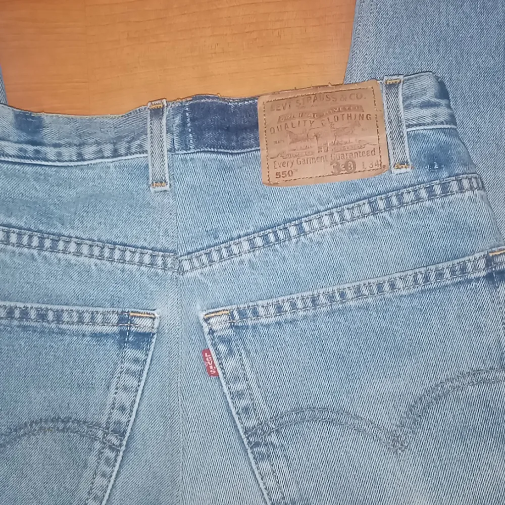 Säljer ett par sparsamt använda Levi's jeans eftersom att de inte kommer till användning. Bara att skriva i dm om ni undrar något. Priset är inte hugget i sten. . Jeans & Byxor.