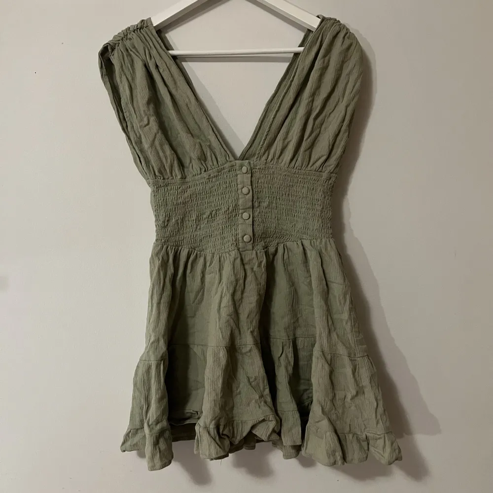En grön klänning från ASOS. Original pris 319kr. Finns fortfarande på hemsidan. Endast använd en gång. . Klänningar.