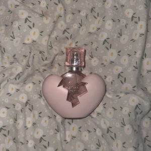 Ariana Grande parfym  - Thank u, next 30ml parfym. Har använt den väldigt lite. Nypris är ca 500kr. Priset kan diskuteras 