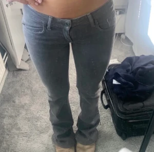 Lågmidjade jeans  - Säljer dessa gråa lågmidjade jeans. Midjemått: 78 cm o innerbenslängd: ca. 81 💕