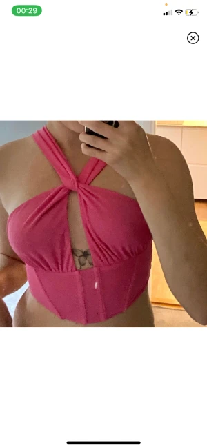 Festtopp  - Ska flytta 20 mars. Det som inte är sålt tills dess kommer jag skänka bort. Därav det billiga priset. Betalning via swish.