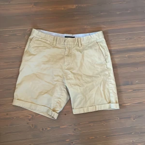 Tommy Hilfiger Chinos Shorts - Tommy Hilfiger chinosshorts, storlek 32 i midjan.