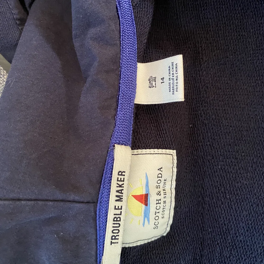 Säljer en marinblå Scotch and soda zip tröja med band över ryggen i storlek 14 junior men passar xs vuxen. Ca 1000kr ny. Tröjor & Koftor.