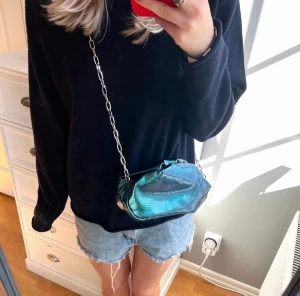 Väska - Säljer denna coola väska!!! Nypris låg på ca 600 kr. 💕💕Perfekt om man vill göra en outfit lite coolare 