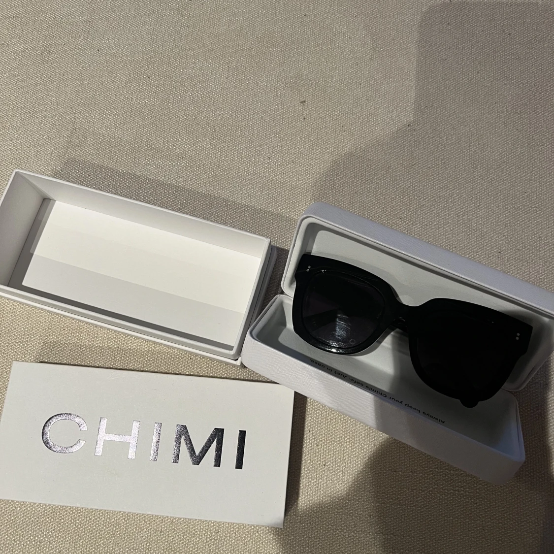 CHIMI SOLGLASÖGON 08 BLACK - 90