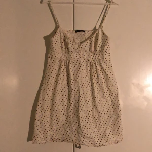 Vit klänning - 🤍Vit sommar klänning med blommor på🤍 Köptes för 250kr?Bra skick, använts några gånger. Har ingen användning för den längre❤️