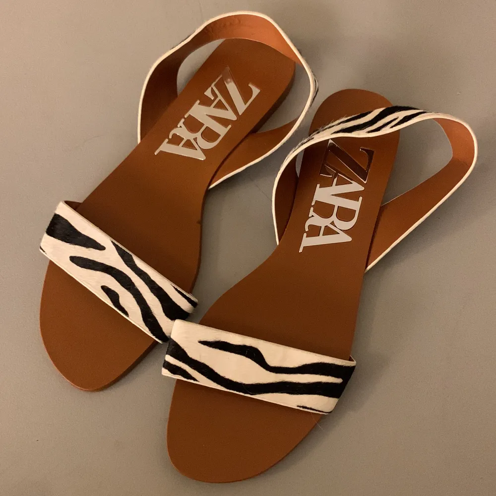 Sandaletter från Zara i storlek 36 i Zebra imitation. Ser ut som zebrapäls. Aldrig använda.. Skor.