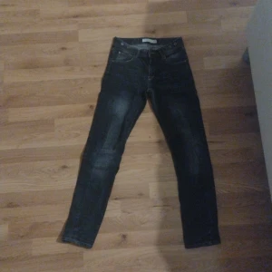 low-waisted jeans - Dom här jeansen är i storlek S. Och jag säljer dom för 100jr