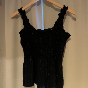 Glittrig topp - Säljer den här söta glittriga toppen då jag inte har någon användning av den.💗säljer den för 100kr skriv privat för mer info💗