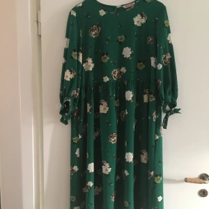 Klänning  - Fint skick endast använd enstaka gång. 100% polyester. 