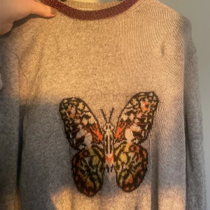 Tjocktröja - Ur fin tjocktröja, nästan aldrig användt. Köptes på Arkivet för 900. Rödklittrig runt kragen. 