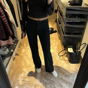 Kostymbyxor 🖤 - Lågmidjade kostymbyxor med detaljfickor fram. Sitter superskönt 💕 Från Monki.