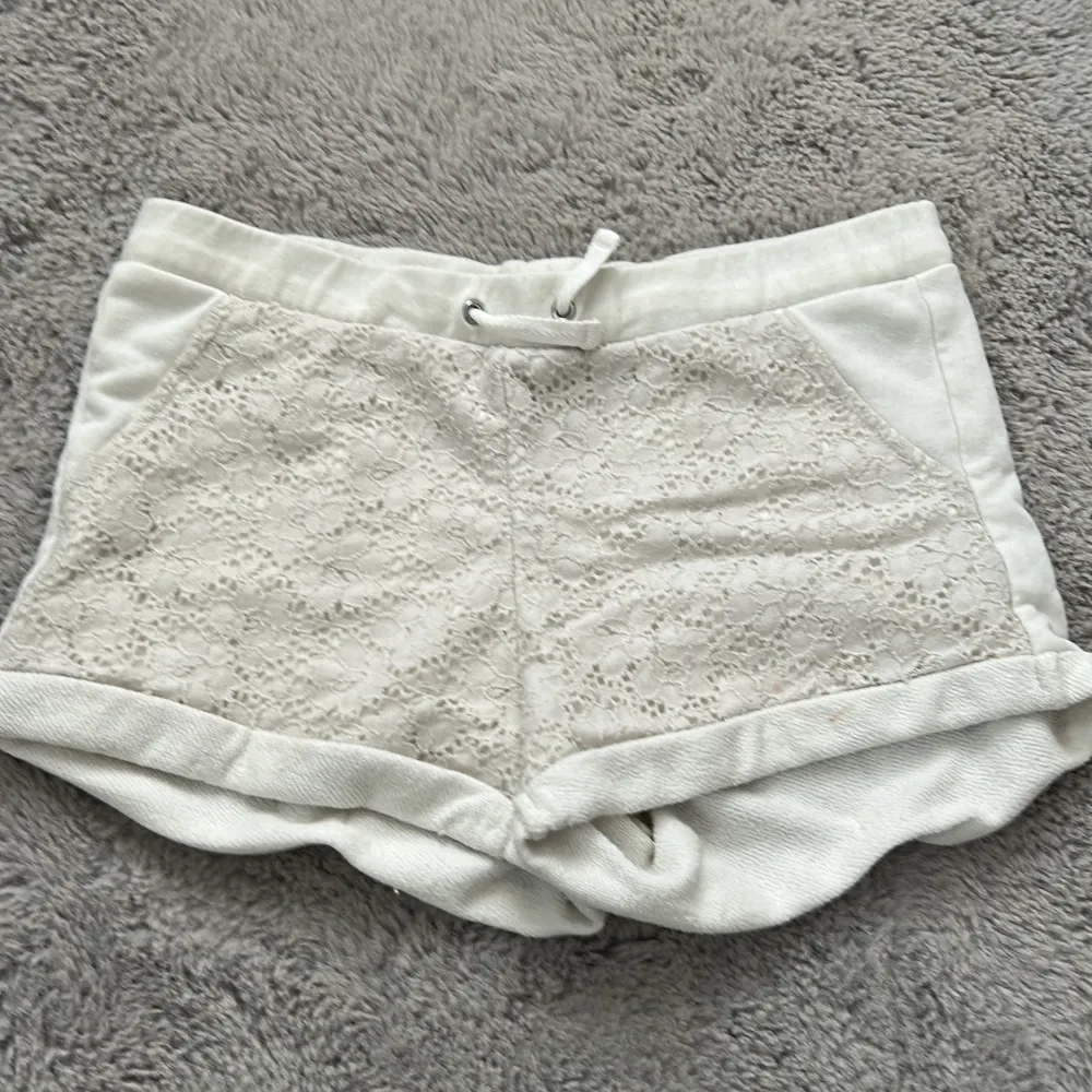Säljer dessa vita somriga shorts som funkar bra till sommaren men även som underdel till pyjamas! Lappen där storlek/märke står är bortklippt men jag som vanligtvis har storlek 32/xs i byxor kan ha dem🥰. Shorts.