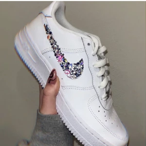 Nike air force 1  - Superfina unika Nike Af1. Endast använda en gång utomhus så de är i toppskick. Strassen på nikemärket ger skon det lilla extra som gör att du sticker ut. Ställ gärna frågor om det är något ni undrar 🥰 