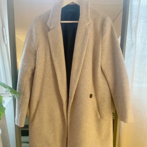 Kappa från Zara - Beige/grå kappa från Zara. Använd en halv säsong. Fint skick🤍