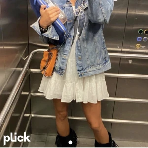 Klänning - Super snygg trendig zara klänning!❤️Jätte snygg som klänning och med tröja över😍Perfekt nu när det börjar bli varmare🙏🏼Strl xs-M