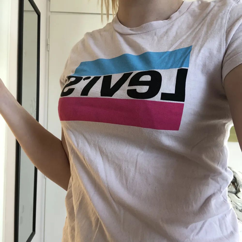Snygg levi’s t-shirt som jag inte använder längre💗. T-shirts.
