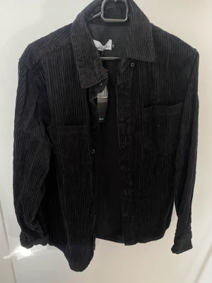 Skjorta/Jacka  - Skjort jacka i märket stone island. Storlek L men är liten i storlek, Passar mer en M eller S 