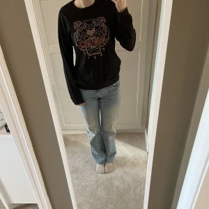 Kenzo tröja  - En väldigt cool kenzo tröja med fint tryck! Färgerna i trycket är lite champagne och bronze glansiga. Den är i storlek 16 år vilket är storlek xs-s. Det är en gammal modell som inte längre säljs. Jag köpte den för cirka 1000 kronor. Hör av er vid intresse