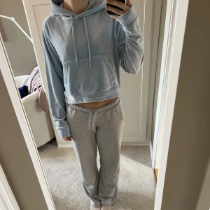 Juicy couture  - En helt ny i ljusblå färg! Den är så fin och aldrig använd. En fläck (bild 3) men den märks inte och kanske går bort i tvätten. Jag vill inte tvätta den eftersom den ska kännas helt ny när du får den. Storlek L men passar mig som alltid har xs i kläder!