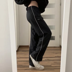 Nike byxor - Nike byxor i fint skick, kan mötas i Stockholm annars står köparen för frakten. Bud är bindande, buda över tidigare bud med minst 10 kr❤️