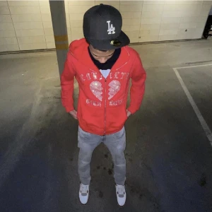 Rhinestone hoodie - Säljer min nyköpta röda hoodie. Köpte en på plick i ljusblå så inte i behov av denna. Slutsåld på sidan