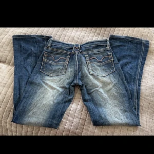Coola vintage jeans - Fina lågmidjade Bootcut jeans med fina sömmar på fickan✨ Midjemått: 66 cm omkrets Innerbenslängd: 74 cm