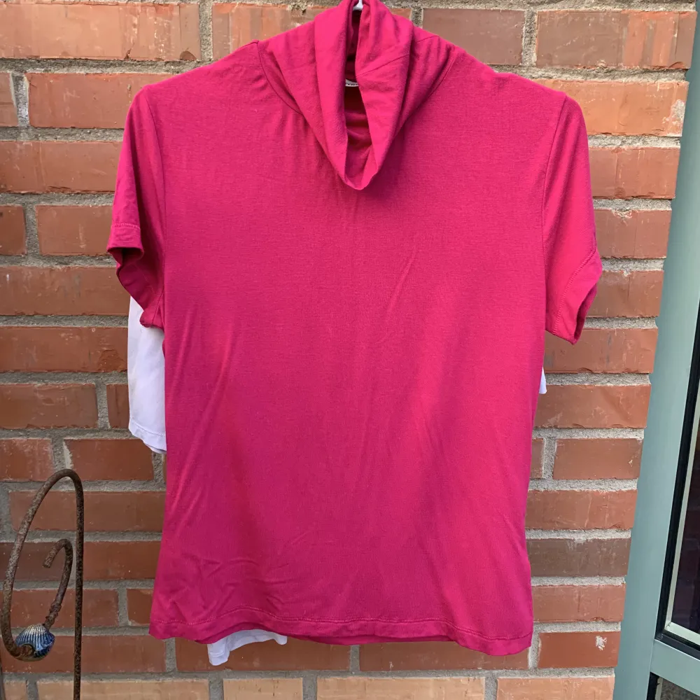 Två kortärmade tröjor med hög hals, Båda strlM och knappt använda  Den starkare rosa ifrån Whyred och den puderrosa ifrån Selected Femme  . T-shirts.