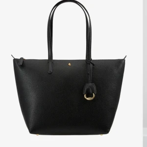 Ralph lauren väska  - Ralphlauren väska i bra skick, nästan aldrig använd, säljs pga att den it kommer till användning