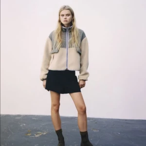 Zara jacka - Säljer min Teddyjacka från Zara som jag köpte för två år sen och har använt endast 3 gånger!