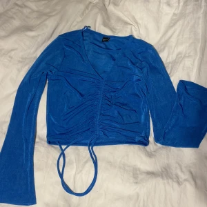 Skimrig festtopp - Festtopp från Gina Tricot i skimrig blå färg Aldrig använd endast provad, inga fläckar osv. 💖  Frakt 15 kr