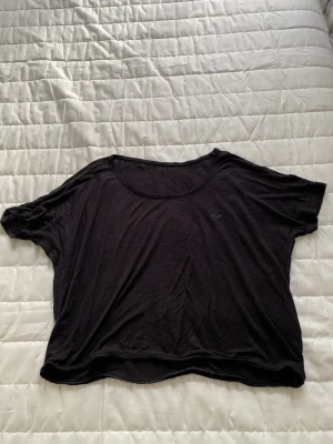 T-shirt från Röhnisch - En äldre t-shirt från Röhnisch. Bra skick men något nopprig. Lite oversize modell men kort i midjan.