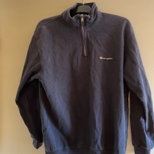Sweatshirt med krage  - Bra skick, märket är champion, krage med dragskedja. Storlek L