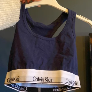 Ck mjuk topp - Nästintill oanvänd CK topp i storlek S. Mjuk och fint skick i tryck och tyg. Säljes för 100kr då jag vill bli av med den inom kort!