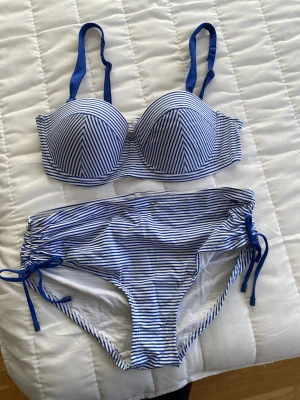 Fin bikini från Twilfit - Lite använd bikini från Twilfit. Jättefin modell och härlig färg! Bikinitrosan kommer tvättad noga innan det skickas.