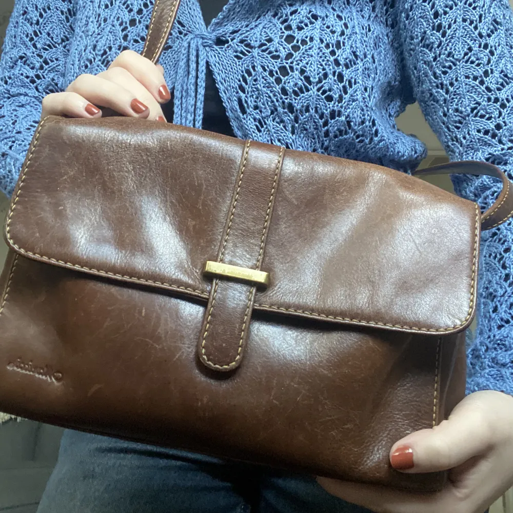 Mindre brun handväska i bra skick. Väskor.