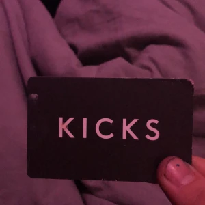 Kicks presentkort på 400kr - Detta är ett presentkort jag haft liggandes länge på grund av att jag själv inte har nått intresse för butiken, därmed vill jag sälja bort det, presentkortet är oanvänt och laddat, får du nått strul med det sen så får du pengarna tillbaka direkt. 😁
