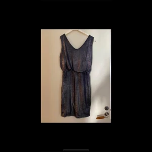 Jättefin festlig klänning - Jätte fin  klänning, den är oanvänd! Strl S men passar M då det är resår i midjan🌸 pris går att diskutera om du skriver till mig🥳