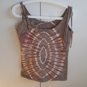 Cottagecore linne med blommor - Cottagecore linne med blommor, frannsar och coolt brun/ vit mönster. Står inte storlek eller märke i. Finns inga lappar i linnet. Är själv en S och den passar mig. Så skulle säga XS-S