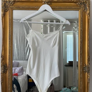 Spetsbody - Söt och sexig body som är ribbad med spetsdetaljer upptill. Använd några gånger. Storlek S!