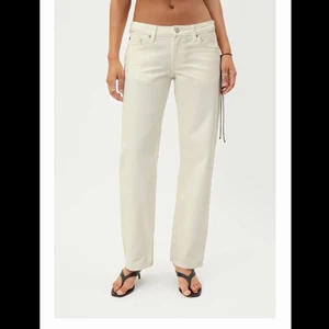 Arrow low jeans weekday - Arrow low från weekday sitter bra, knappt använda men har lite missfärgningar längt ner de på baksidan av jeans, syns knappt se sista bilden. Lite små i storlek
