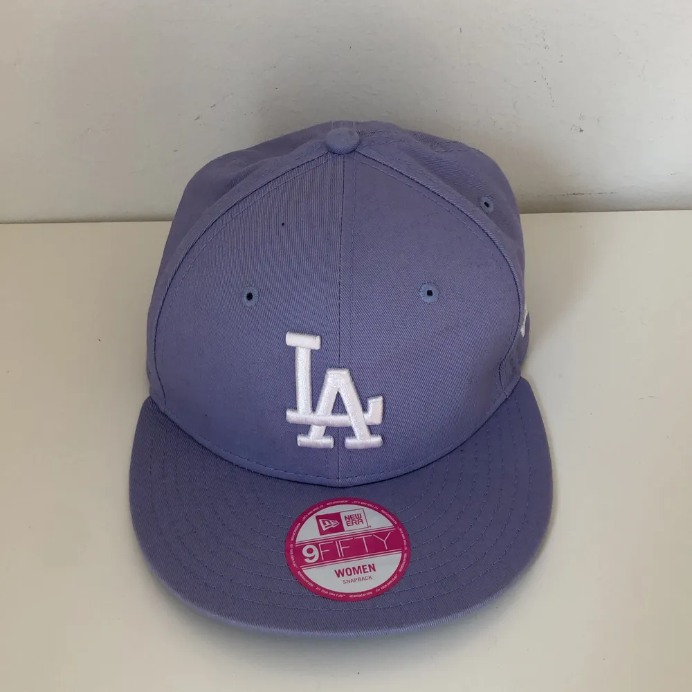 Snygg new era LA fitted cap/ keps. Säljer eftersom den aldrig används. Justerbar och har spänne där bak. Fint skick och nästan aldrig använd.. Övrigt.