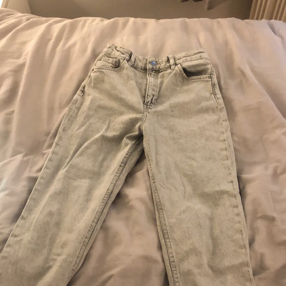 Vida jeans från h&m färg ljus grå  Storleken finns på en bild frakt 29kr. Jeans & Byxor.