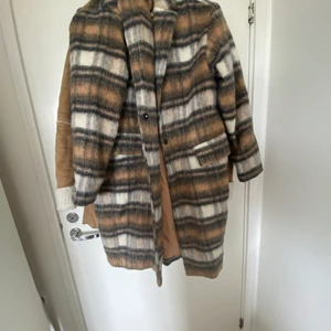 Höst kappa - Aldrig använd höst kappa från hm. Super skön och går ner till över fotleden. Frakt tillkommer eller möts i sthlm 