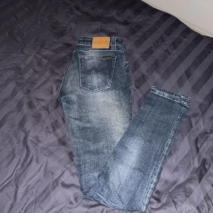 Nudie Jeans - Slimmade mörka nudie jeans i fint skick