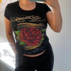 Ed hardy tshirt  - Ed hardy tahirt i superbra skick! Skön kvalité! Köparen står för frakten. Vid flera intressent startas budgivning 🌻