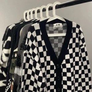 schackrutig kofta - En snygg schackrutigt kofta. Säljer då jag måste rensa enormt mycket med kläder. I nyskick, endast använd en gång. Super fin t outfits som t.ex i sista bilden (ej min bild och en liknande tröja)