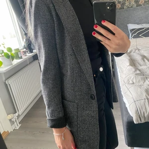 Sköna kavaj i tyg - Säljer denna stilrena sköna kavaj ! Kan mötas upp i Linköping annars står köparen för frakten. Tryck EJ på köp skriv i chatten ✨